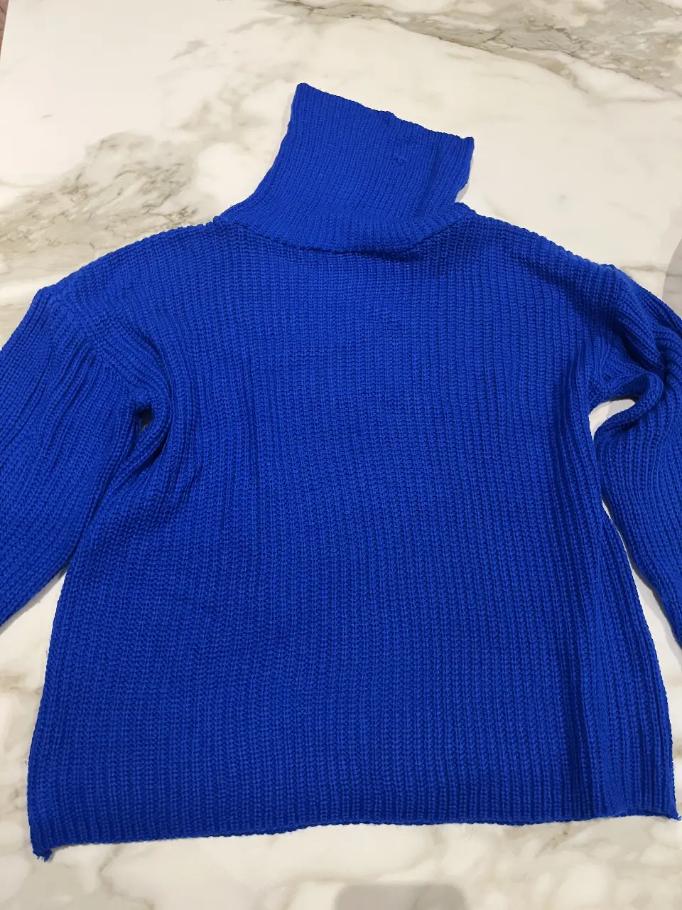 Sweater de cuello alto en color azul, ideal para el invierno. Tejido de punto grueso, perfecto para un look casual y abrigado.
