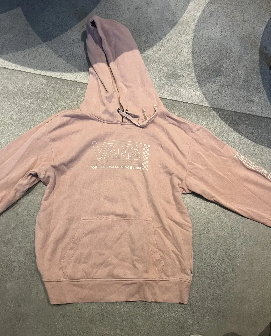 Buzo canguro de la marca Vans, color rosa, talle S. Ideal para un look casual y cómodo.