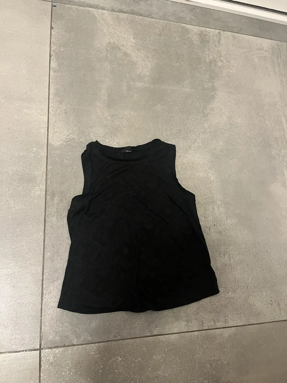 Top negro de Forever 21, ideal para un look casual y versátil. Perfecto para combinar con jeans o shorts.