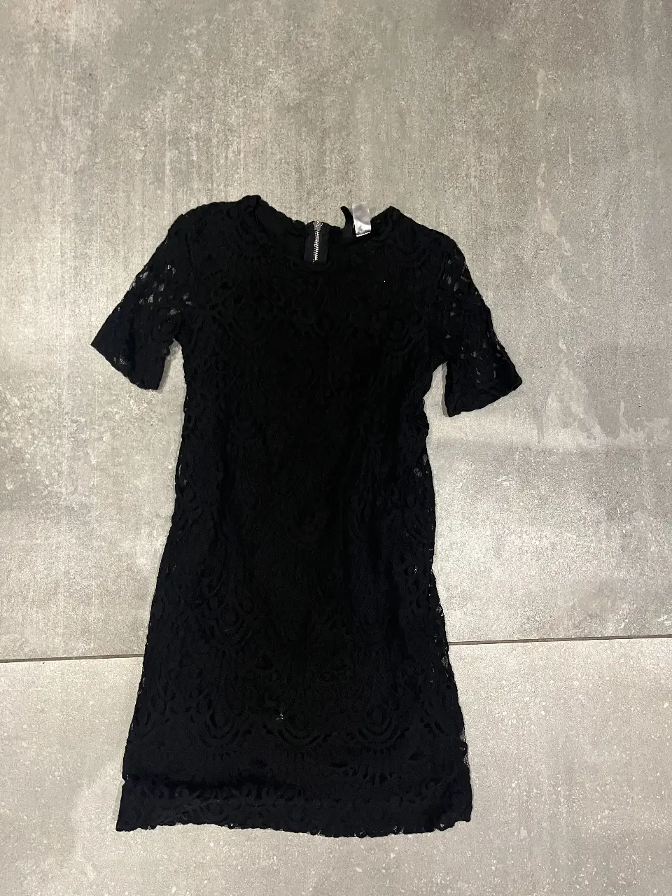 Vestido negro de encaje, ideal para una salida o fiesta. Talle 6, de la marca H&M.
