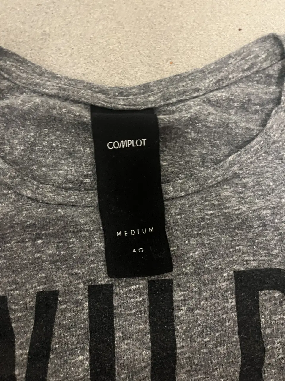 Remera Complot - Vista 2