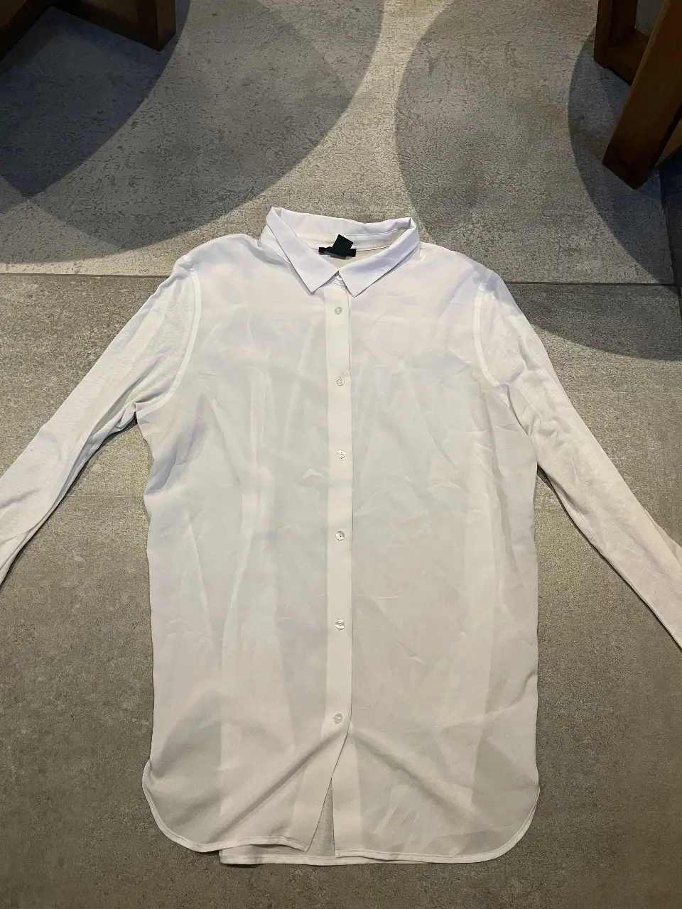 Camisa blanca de manga larga, ideal para un look elegante y versátil. Perfecta para combinar con diferentes outfits.