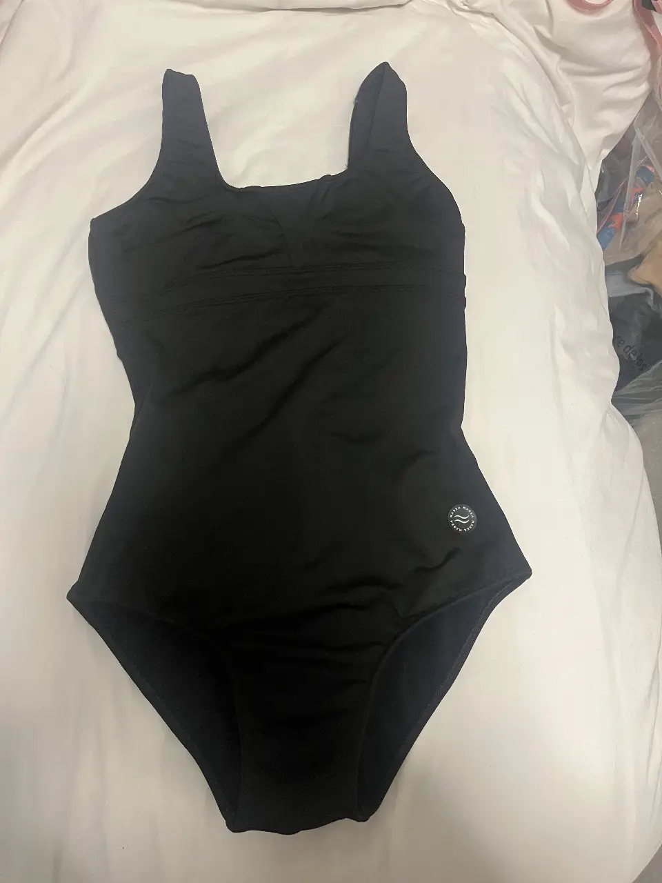 Traje de baño enterizo negro de la marca Marea, ideal para natación o playa. Confeccionado en 90% poliéster y 10% lycra, ofrece un ajuste cómodo y duradero. Talle 2.