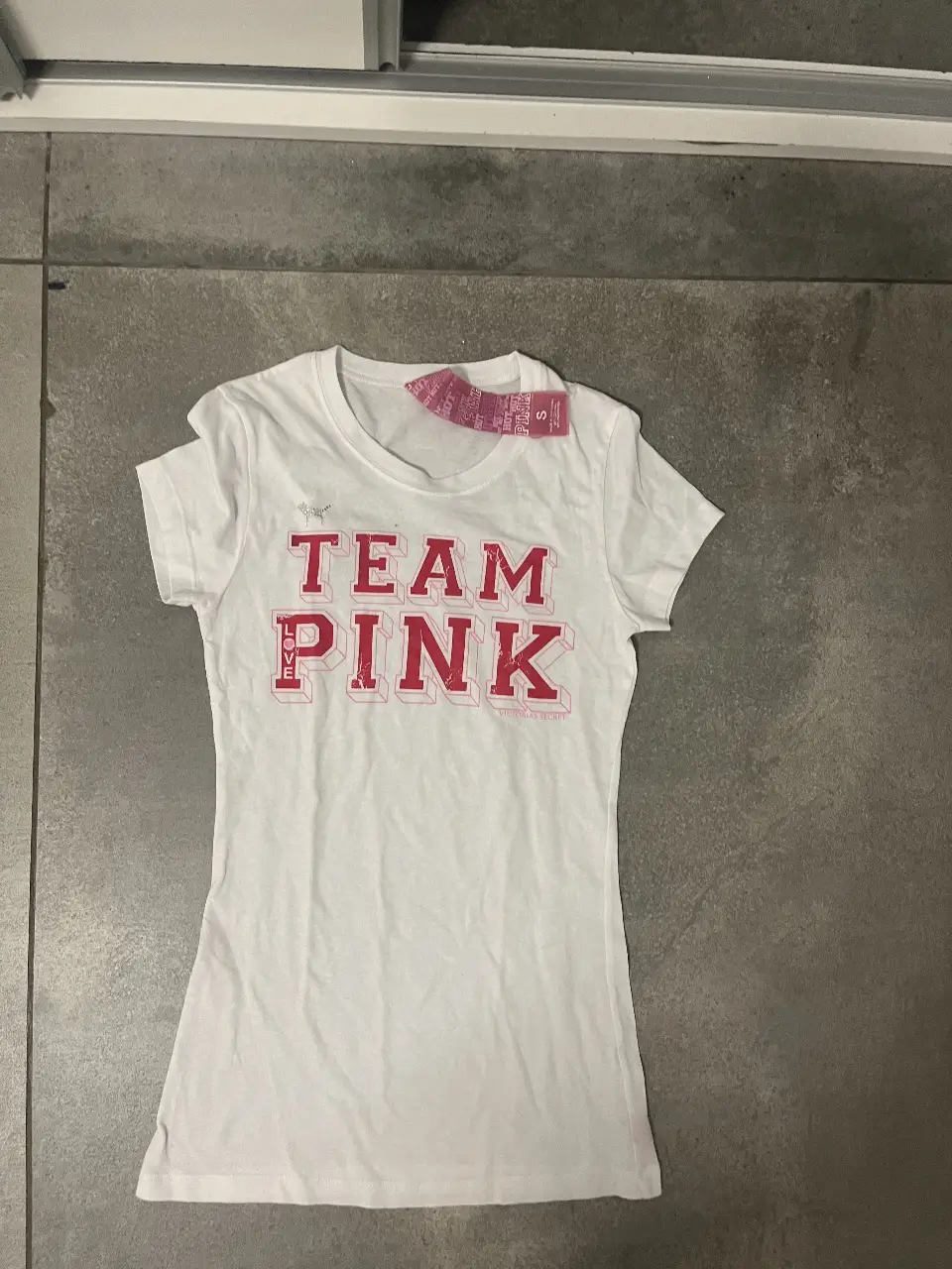 Remera blanca de mujer con diseño de perro con brillos en la espalda. Ideal para un look casual y moderno.