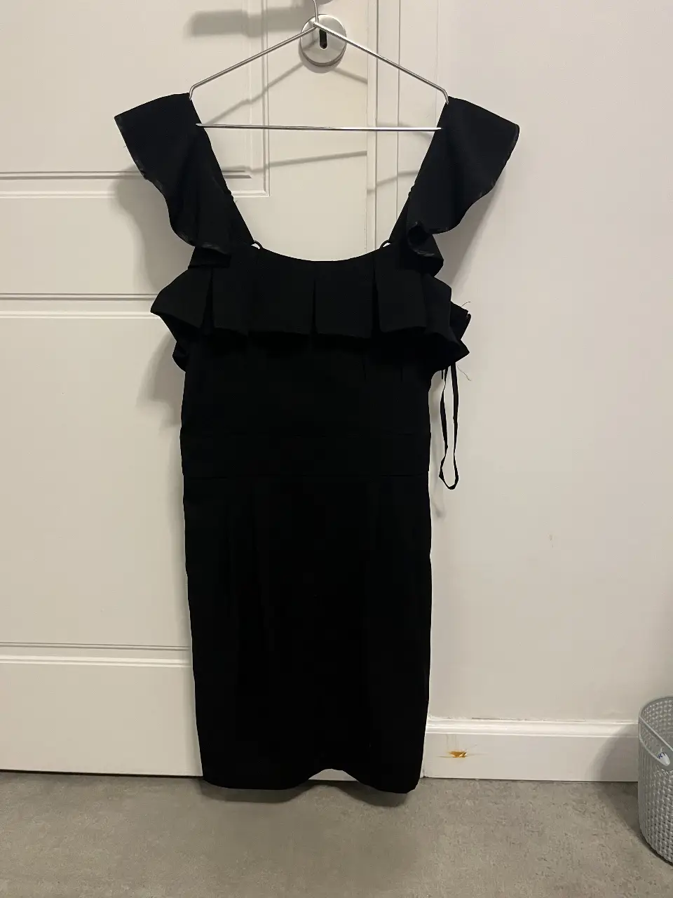 Vestido negro mini con volados en la parte superior y tirantes. Ideal para una fiesta o salida nocturna. Marca Twelve By Twelve.