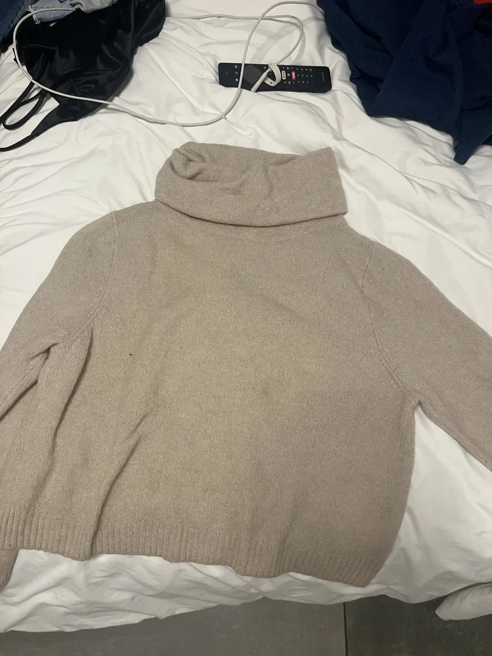 Sweater de cuello alto en color crudo, ideal para el invierno. De la marca H&M, talle S.