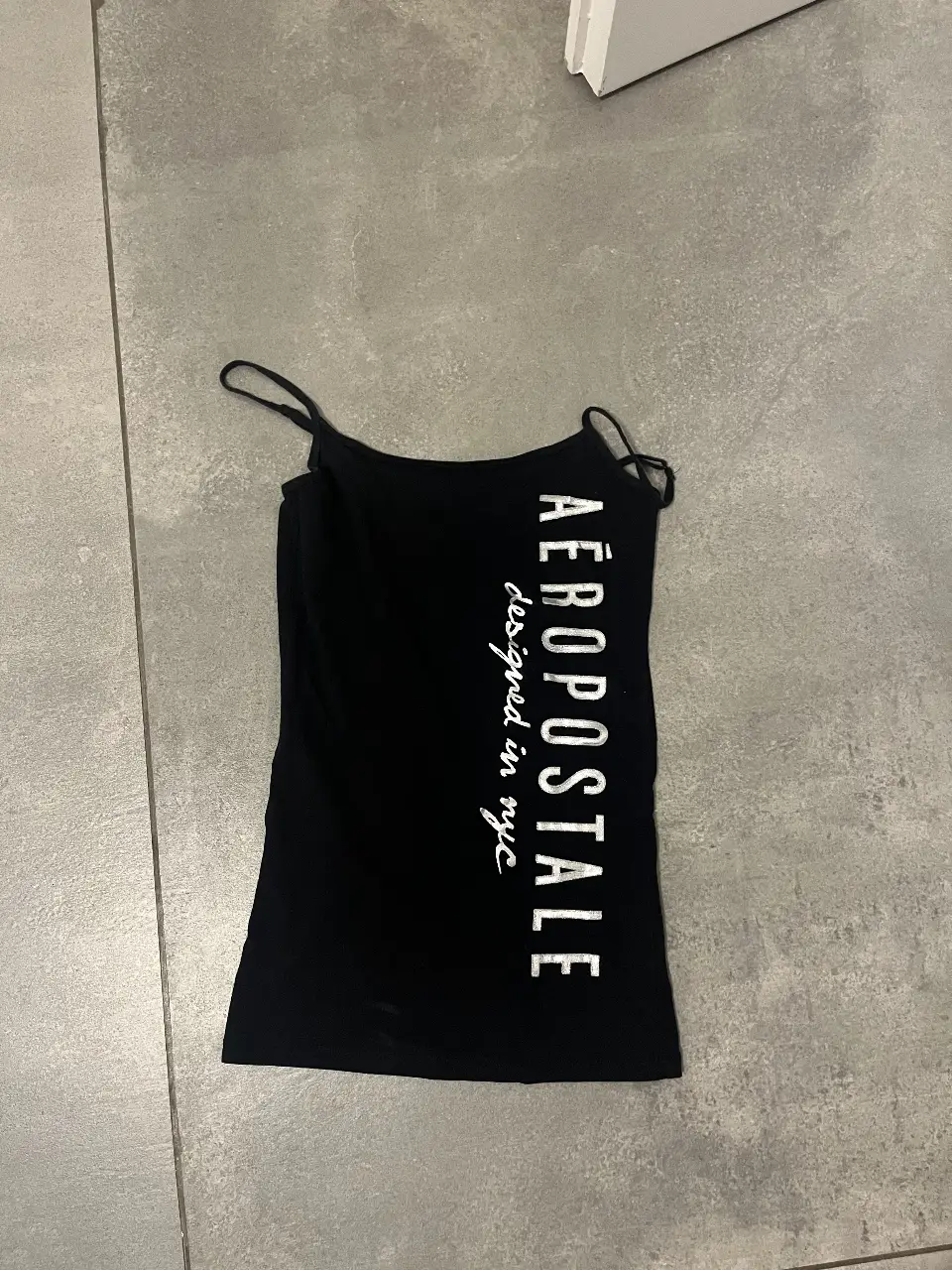Top negro de mujer, estilo musculosa, con el logo de Aeropostale en blanco. Ideal para un look casual y cómodo.