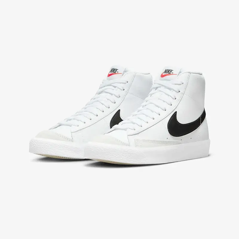 Zapatillas Nike Blazer Mid '77 blancas con el logo en negro. Un clásico de la marca, ideales para un look casual y urbano.