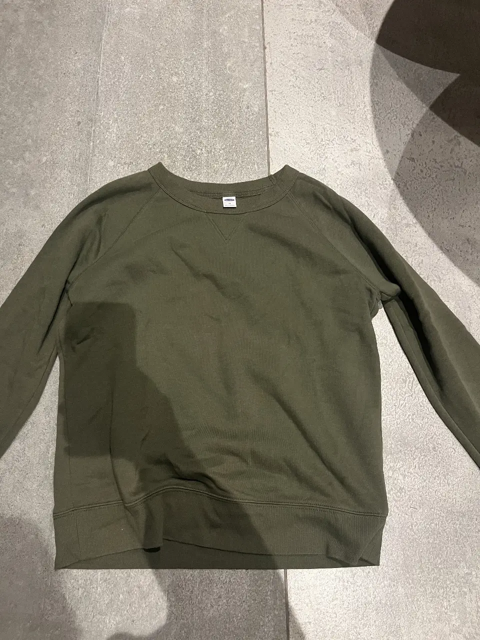Buzo de cuello redondo Old Navy, color verde oscuro, talle XS. Ideal para un look casual y cómodo.