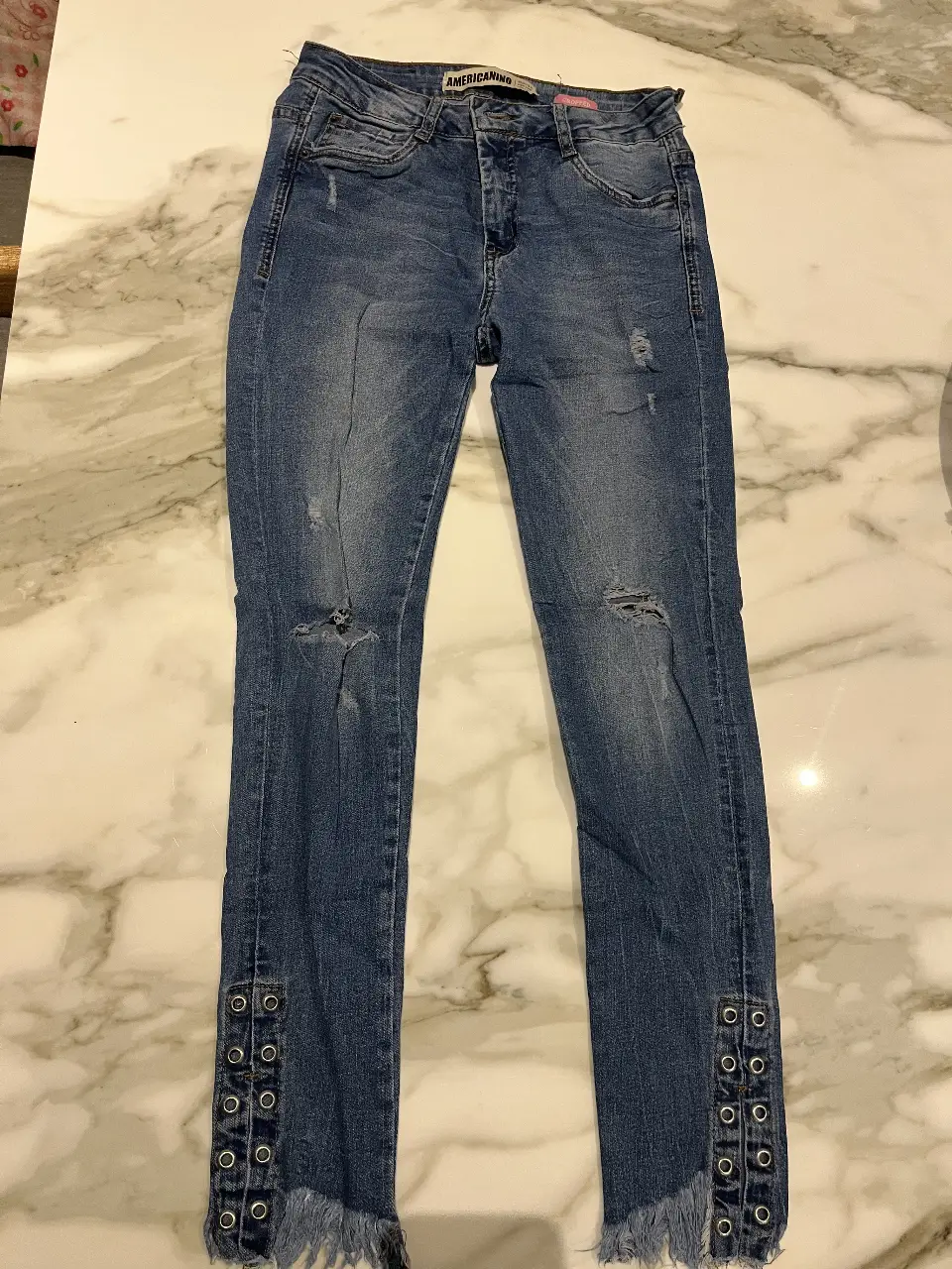 Jeans de mujer AMERICANINO, tiro medio, con roturas y detalles en los tobillos. Talle 38 EUR.