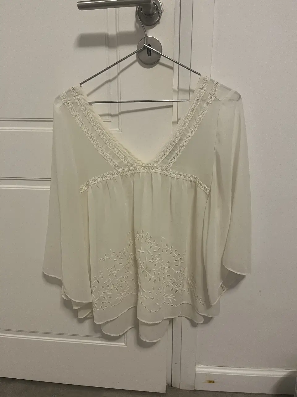 Blusa de Abercrombie & Fitch, color blanco, con detalles de encaje y bordados. Talle M, ideal para un look casual y elegante.