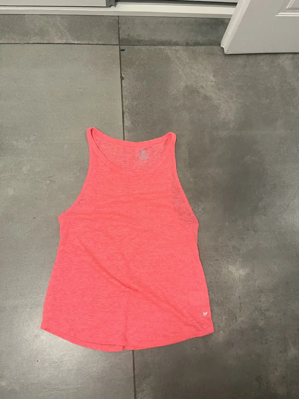 Musculosa deportiva rosa de la marca Old Navy, ideal para entrenamientos. Confeccionada en tejido ligero y transpirable.