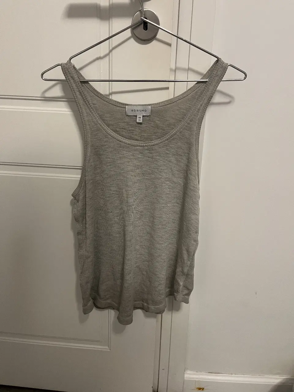Musculosa de mujer, de color gris, con cuello redondo y corte recto. Ideal para un look casual y cómodo.