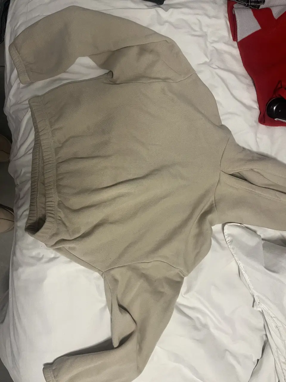 Buzo de cuello redondo de la marca Zara, color crudo, talle M. Ideal para un look casual y cómodo.