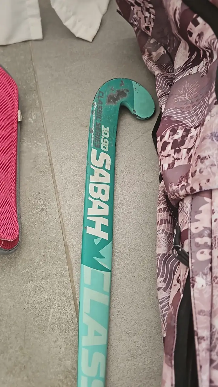 Palo de hockey "Classic Series" con cabeza Maxi, Mid Bow de 24 mm, fabricado con carbono y fibra de vidrio. Ideal para jugadores de hockey sobre césped.
