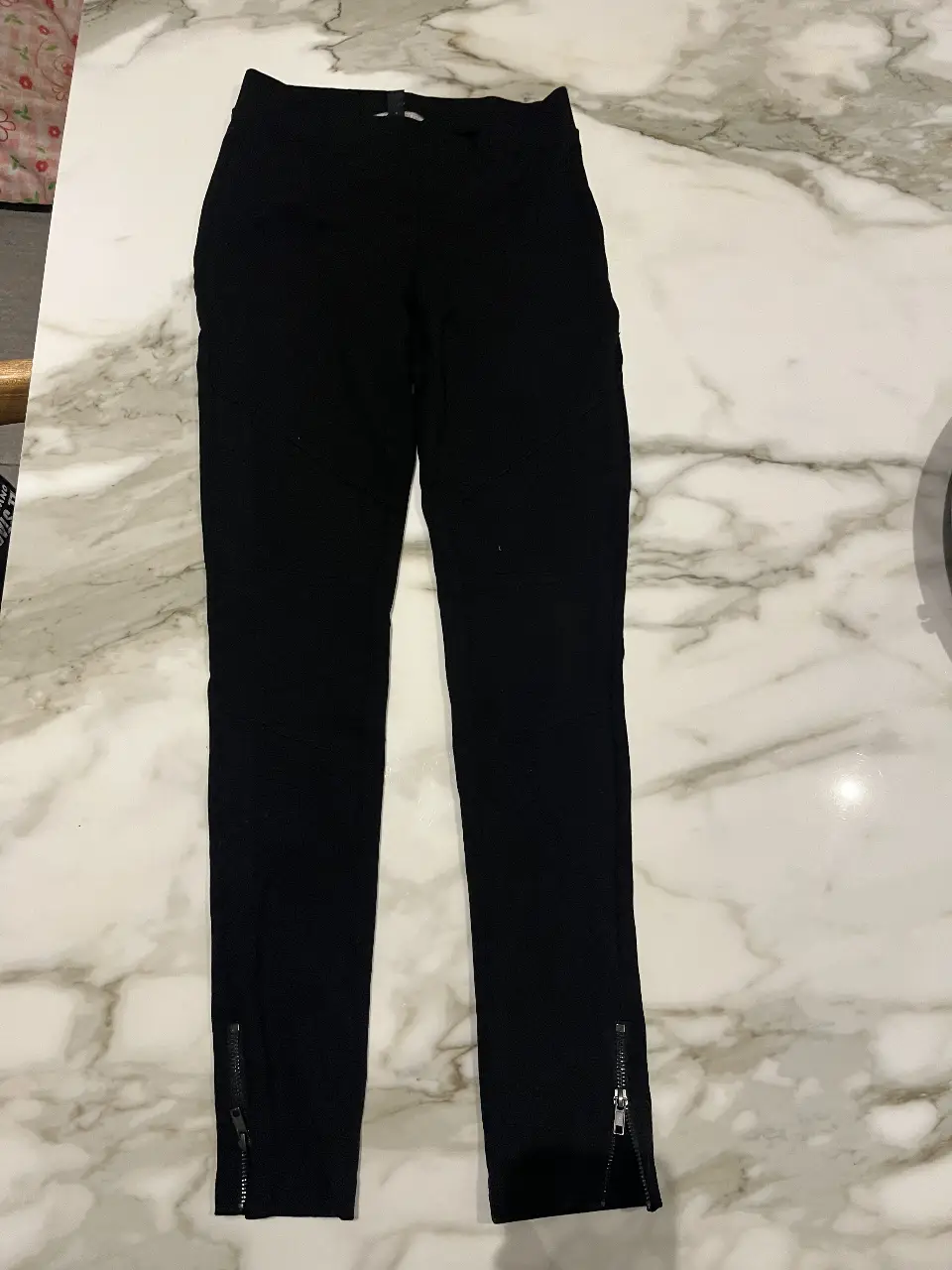 Pantalón de vestir negro de la marca Mango, talle XS. Con cierre en los tobillos.