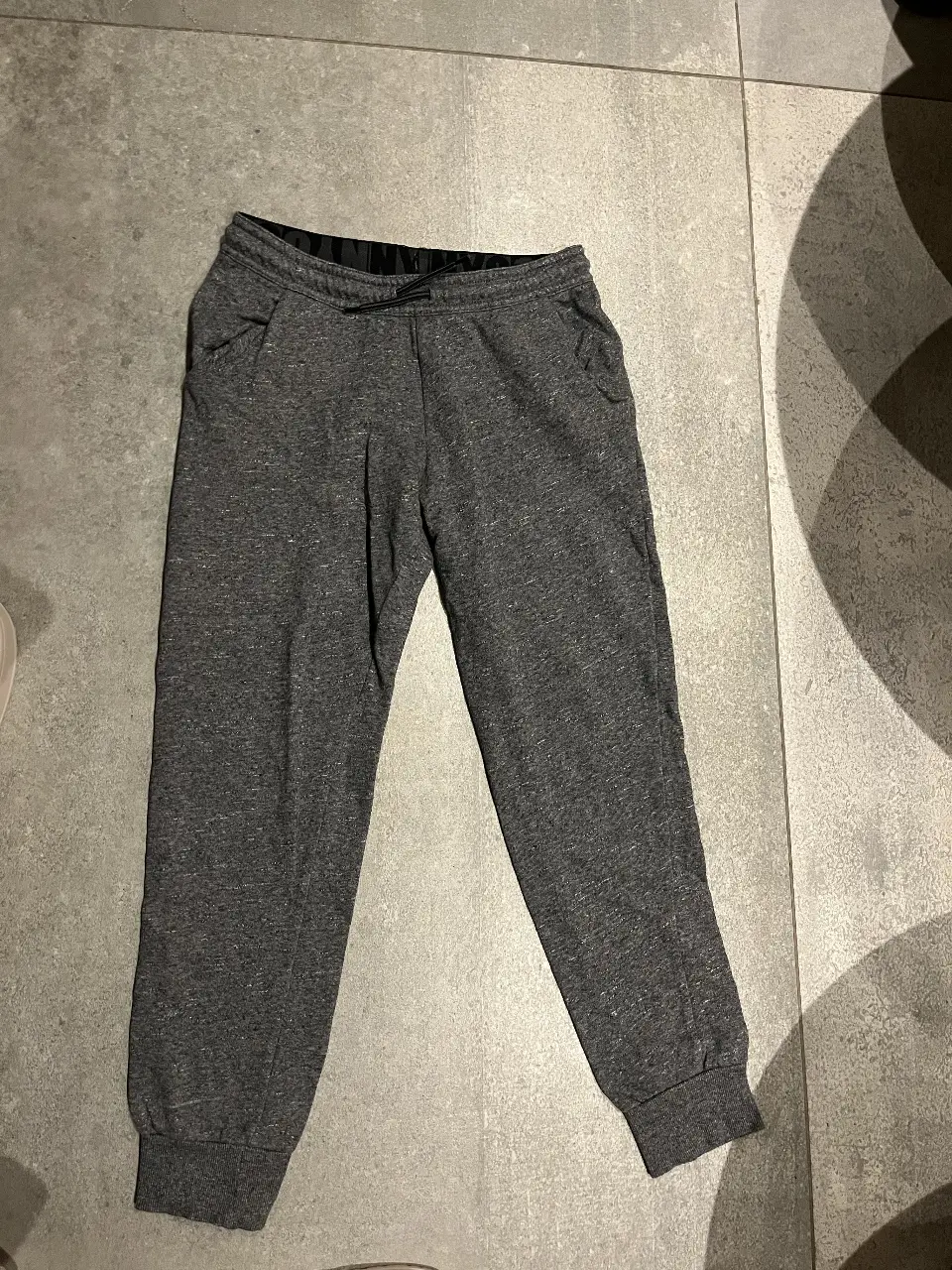 Pantalón de jogging gris, ideal para un look casual y cómodo. Perfecto para actividades deportivas o para usar en casa. Talle 164, de la marca H&M.