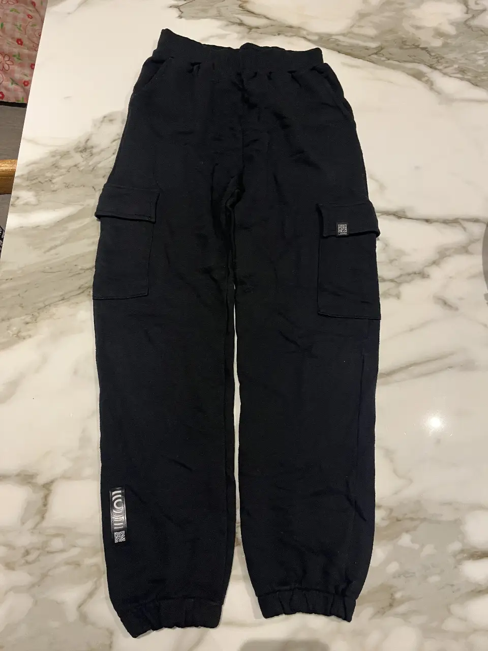 Pantalón cargo negro, ideal para un look urbano y cómodo. Con bolsillos laterales amplios y detalles modernos. Perfecto para combinar con zapatillas y remeras.