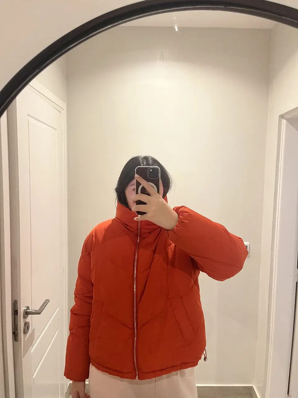 Campera puffer naranja de mujer, con cierre y bolsillos. Ideal para el invierno.