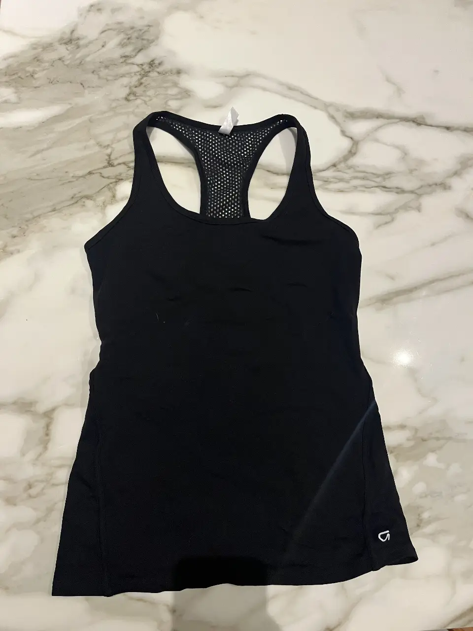 Musculosa deportiva negra GapBodyFit para mujer, con espalda de red y detalle del logo de la marca. Ideal para entrenamientos.