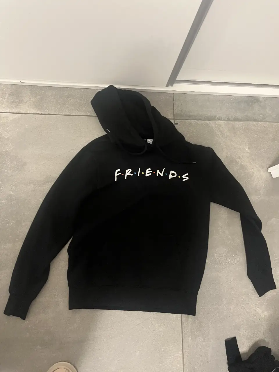Buzo negro de hombre con capucha y estampado de la serie Friends. Marca H&M, talle M. Ideal para un look casual y cómodo. VENDO 2 UNIDADES O 1 UNIDAD 