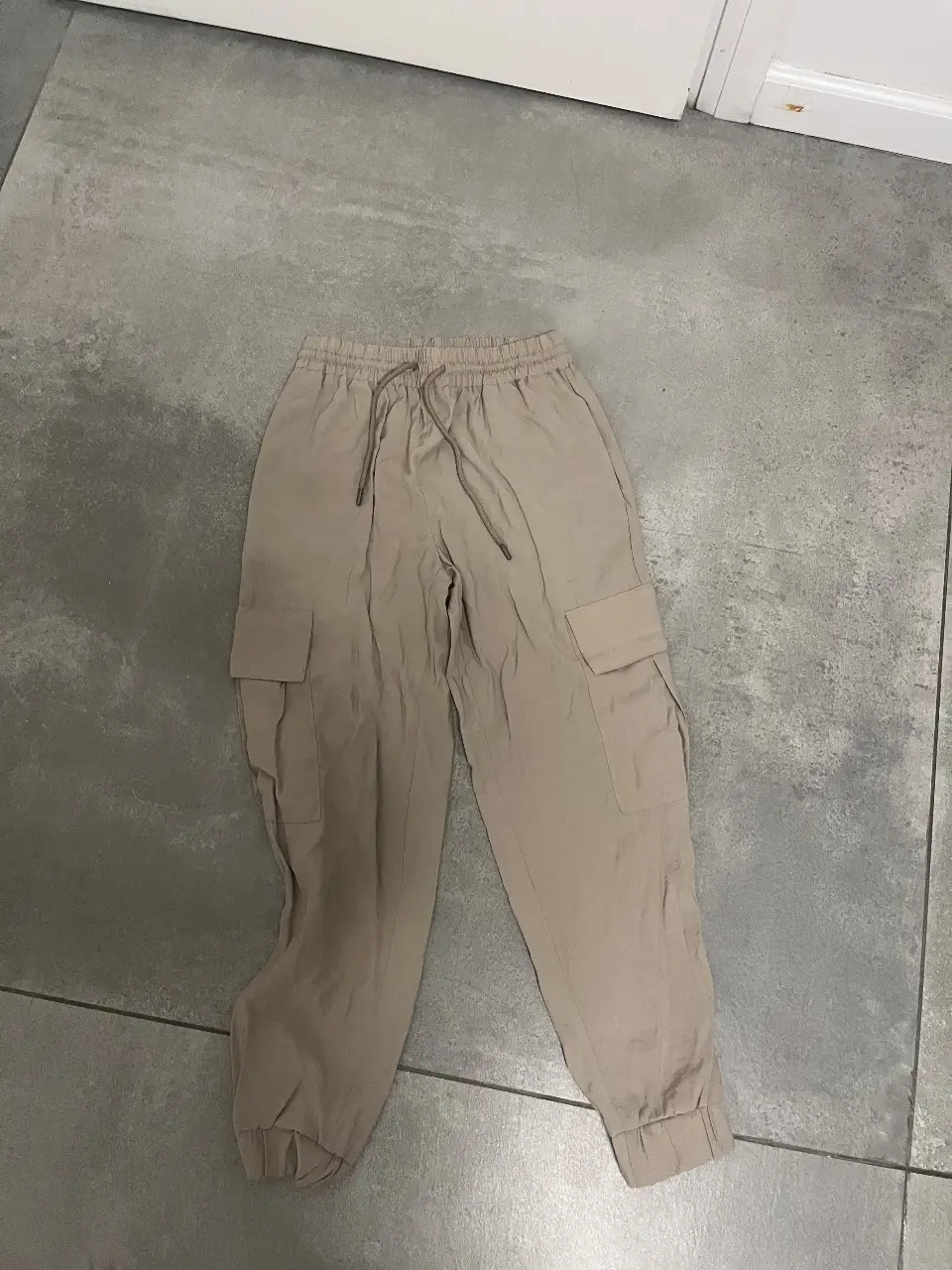 Pantalón cargo de mujer color khaki de Zara, con bolsillos laterales y cintura elastizada. Ideal para un look casual y cómodo.