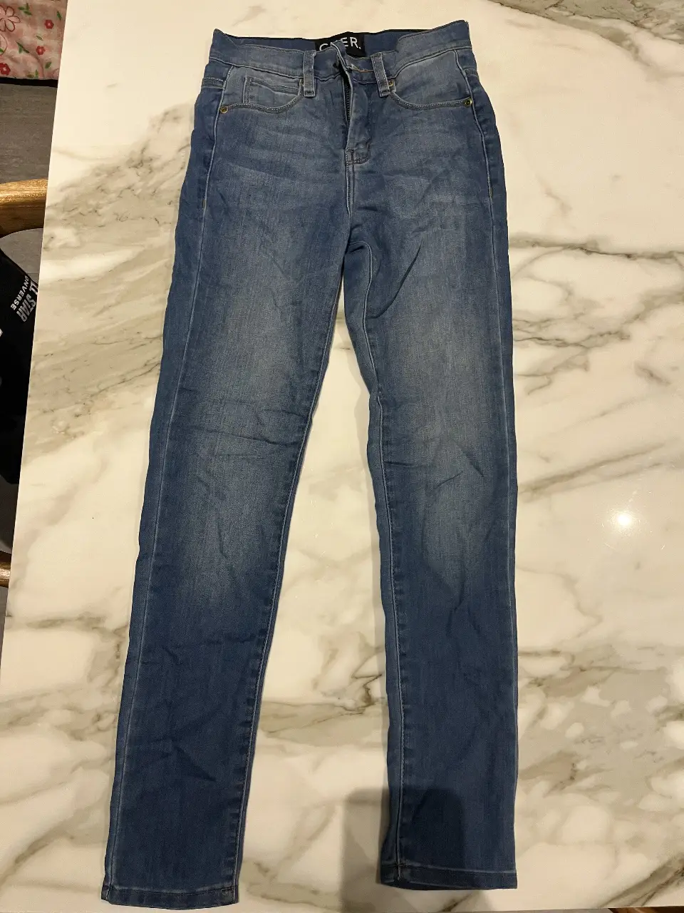 Jeans de mujer tiro alto, color azul, de la marca Cher. Un clásico para cualquier ocasión.