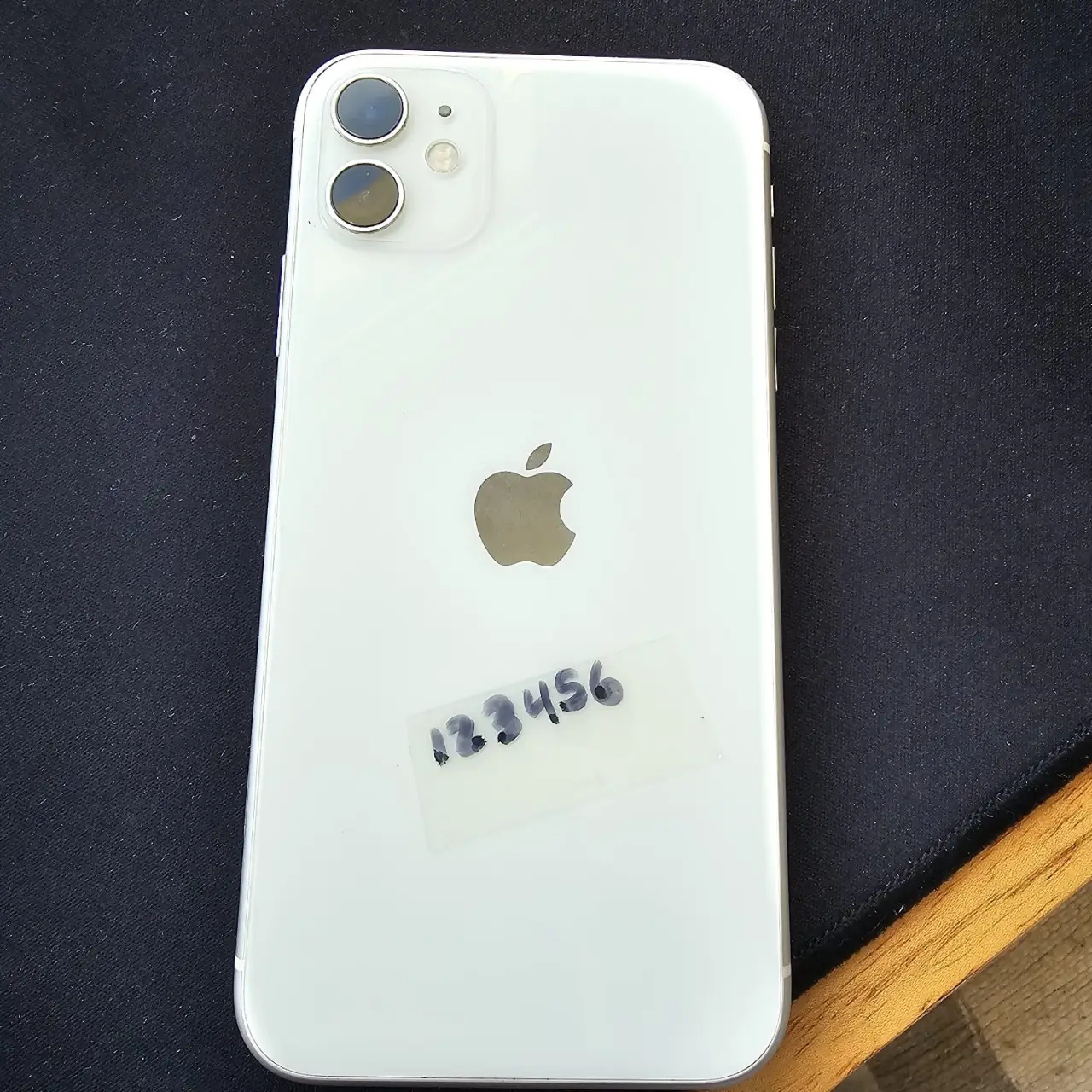 iPhone 11 blanco, usado, con detalles de uso. Incluye caja. Cámara trasera rota. Incluye 3 Fundas 