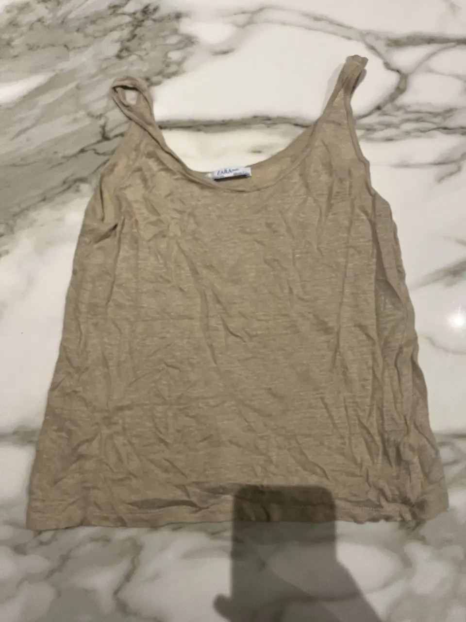 Musculosa Zara básica de color crudo, ideal para el verano. Talle S, perfecta para un look casual y fresco.