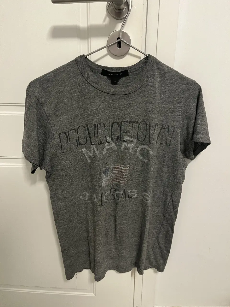 Remera de hombre Marc Jacobs, de color gris, con estampado "Provincetown" en la parte delantera. Talle S.