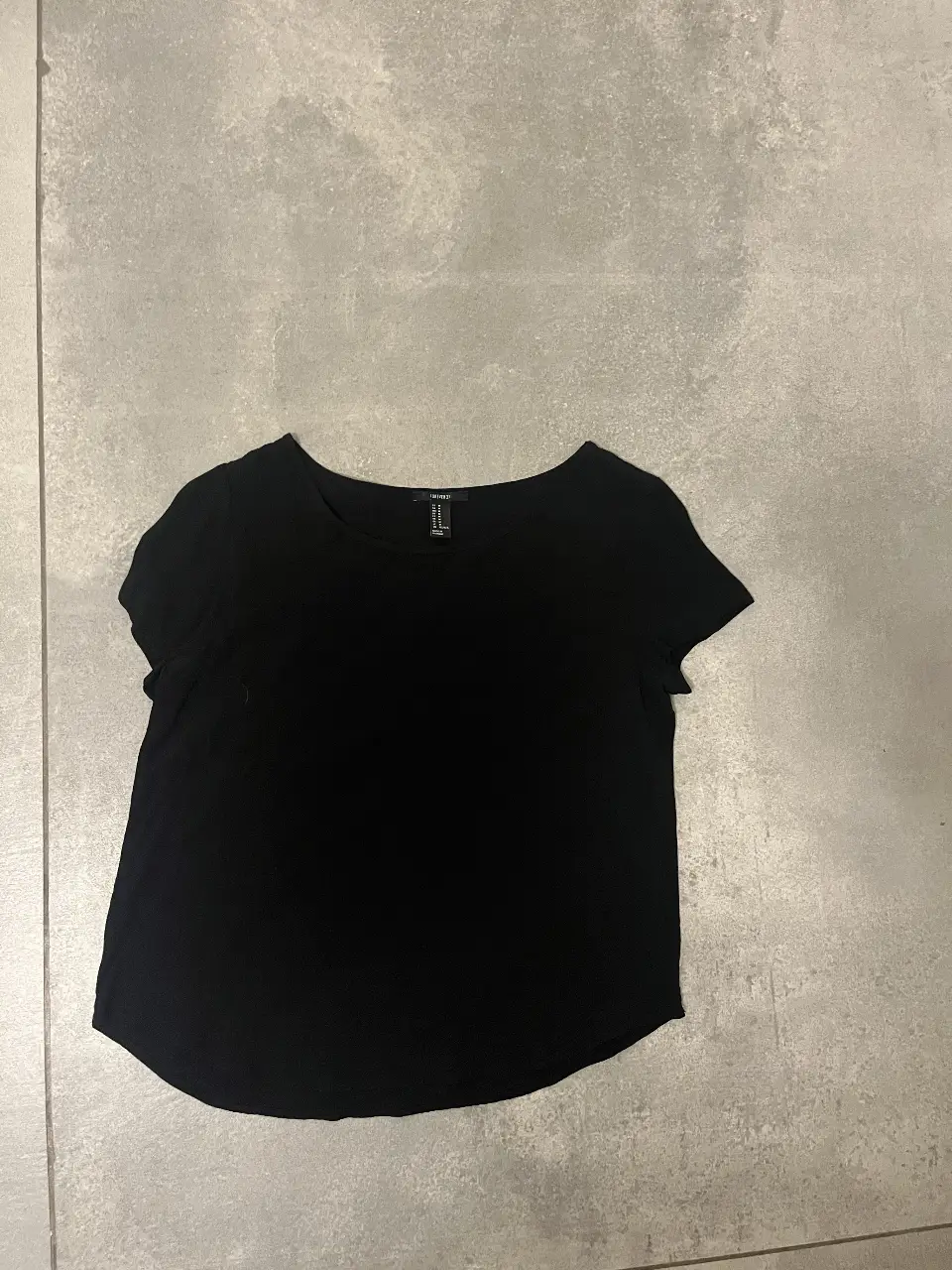 Remera negra de manga corta, ideal para un look casual y versátil. Perfecta para combinar con jeans o shorts.