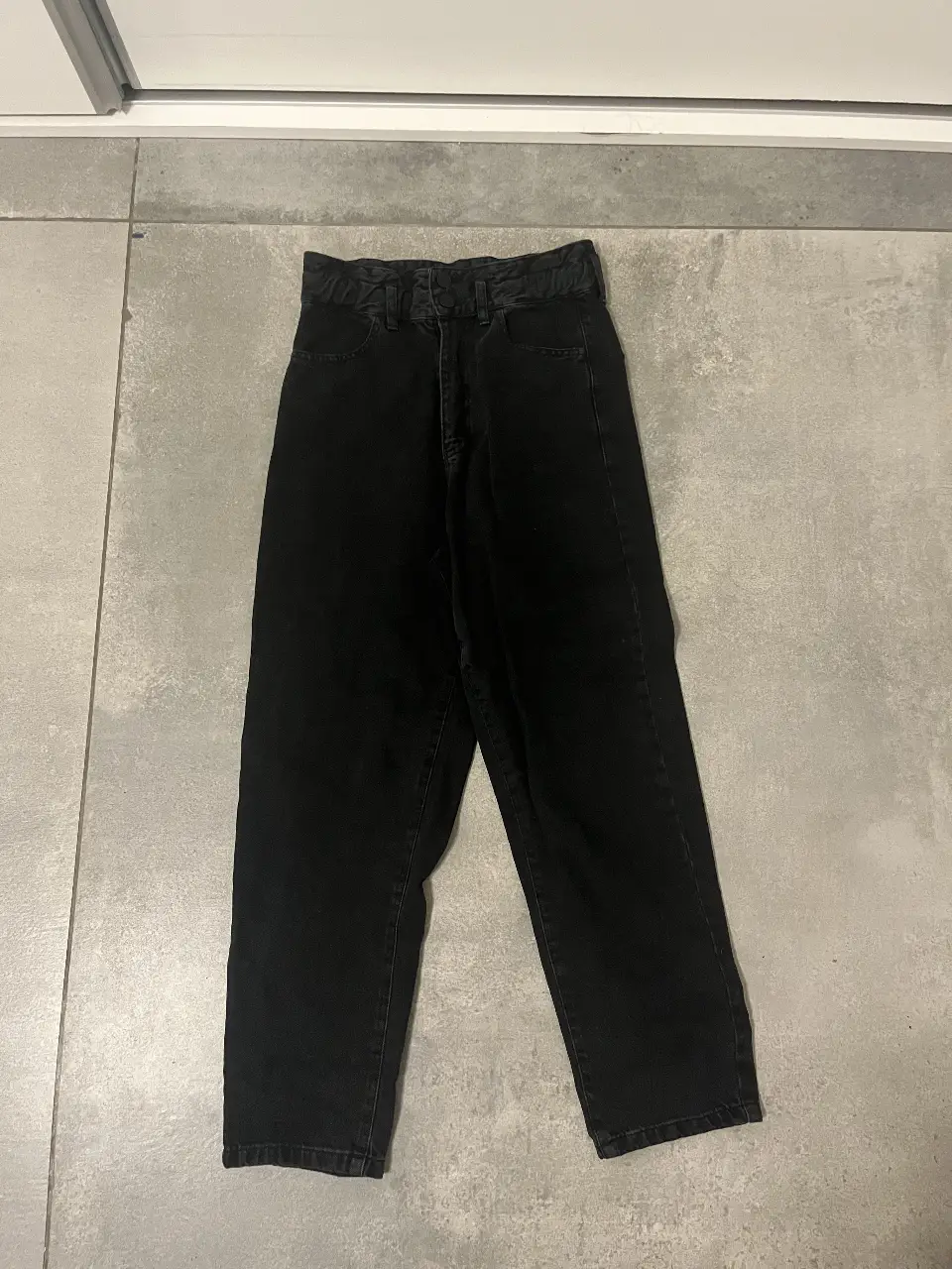 Jeans rectos de mujer, color negro, talle 27. Marca Ginebra Jeans.