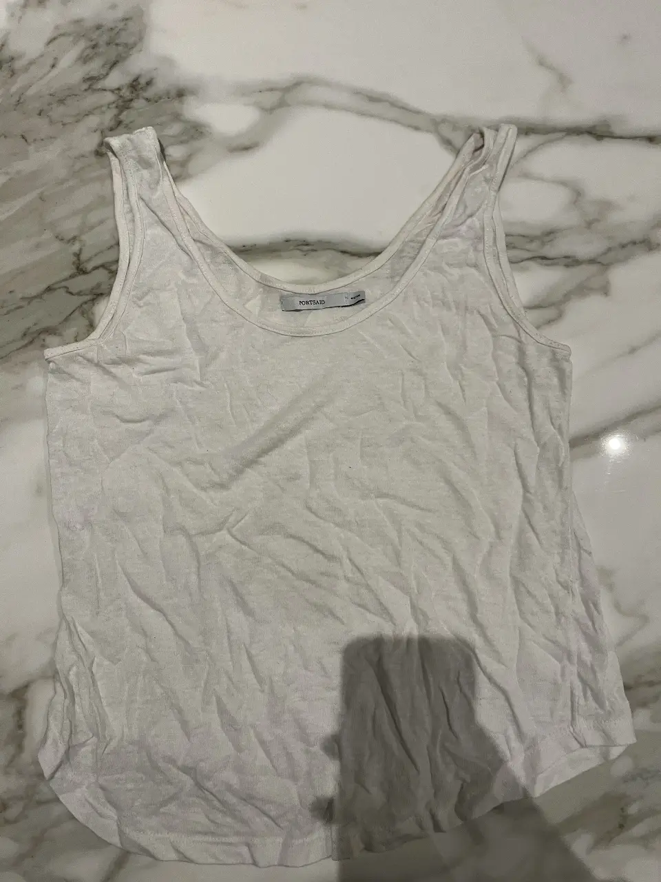 Musculosa blanca de mujer, de la marca PORTSAI. Ideal para el verano, cómoda y fresca.