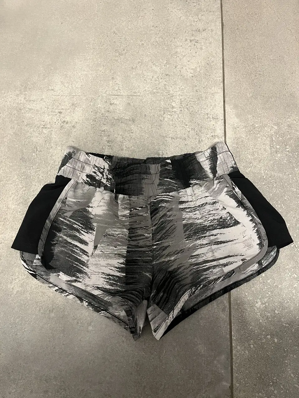 Short deportivo Forever 21 con estampado abstracto en blanco y negro. Ideal para actividades físicas.