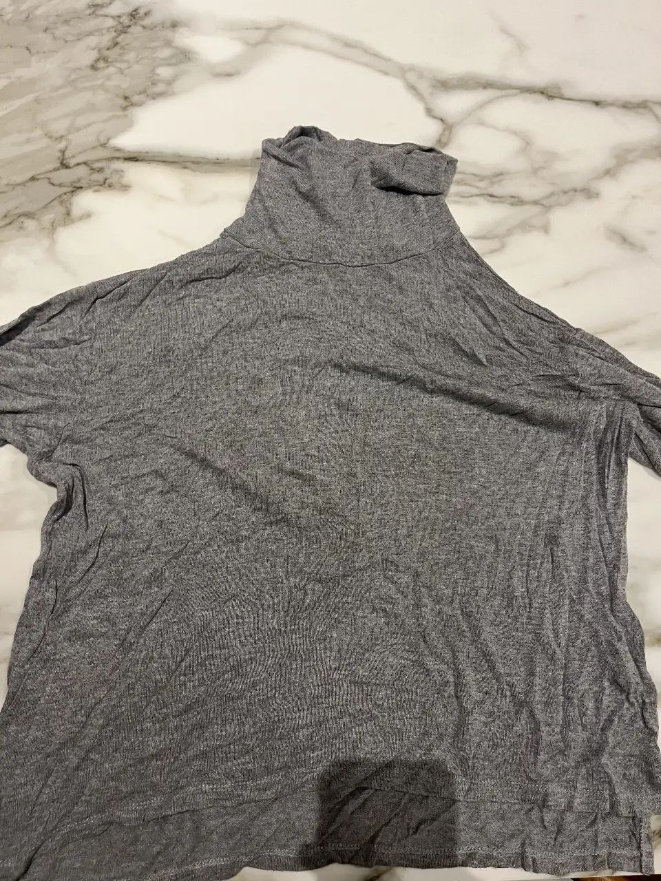 Remera de cuello alto de la marca Zara, de color gris, ideal para el invierno.