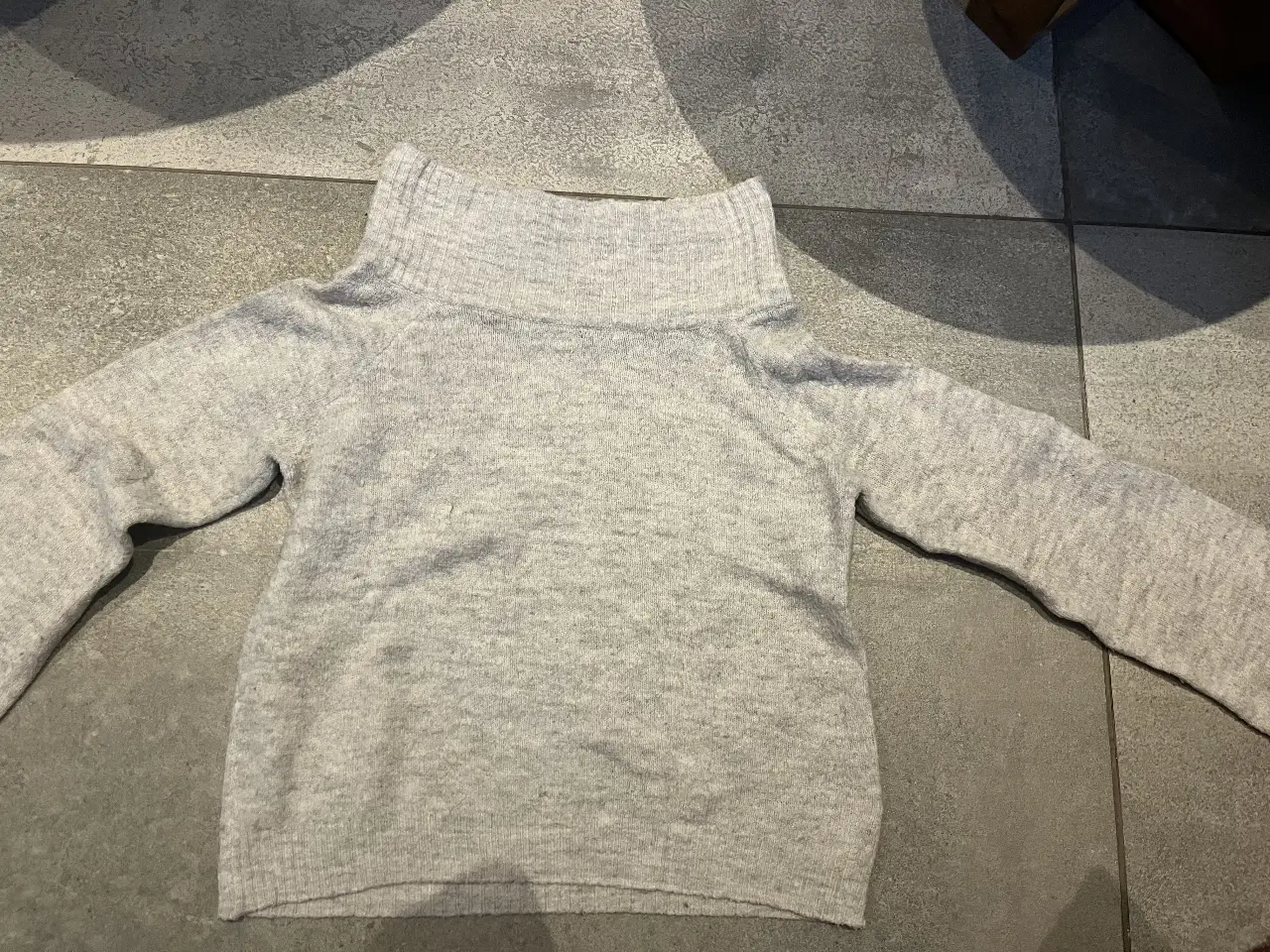 Sweater de cuello alto gris para niña, ideal para el invierno. De la marca H&M, talle 10-12 años.