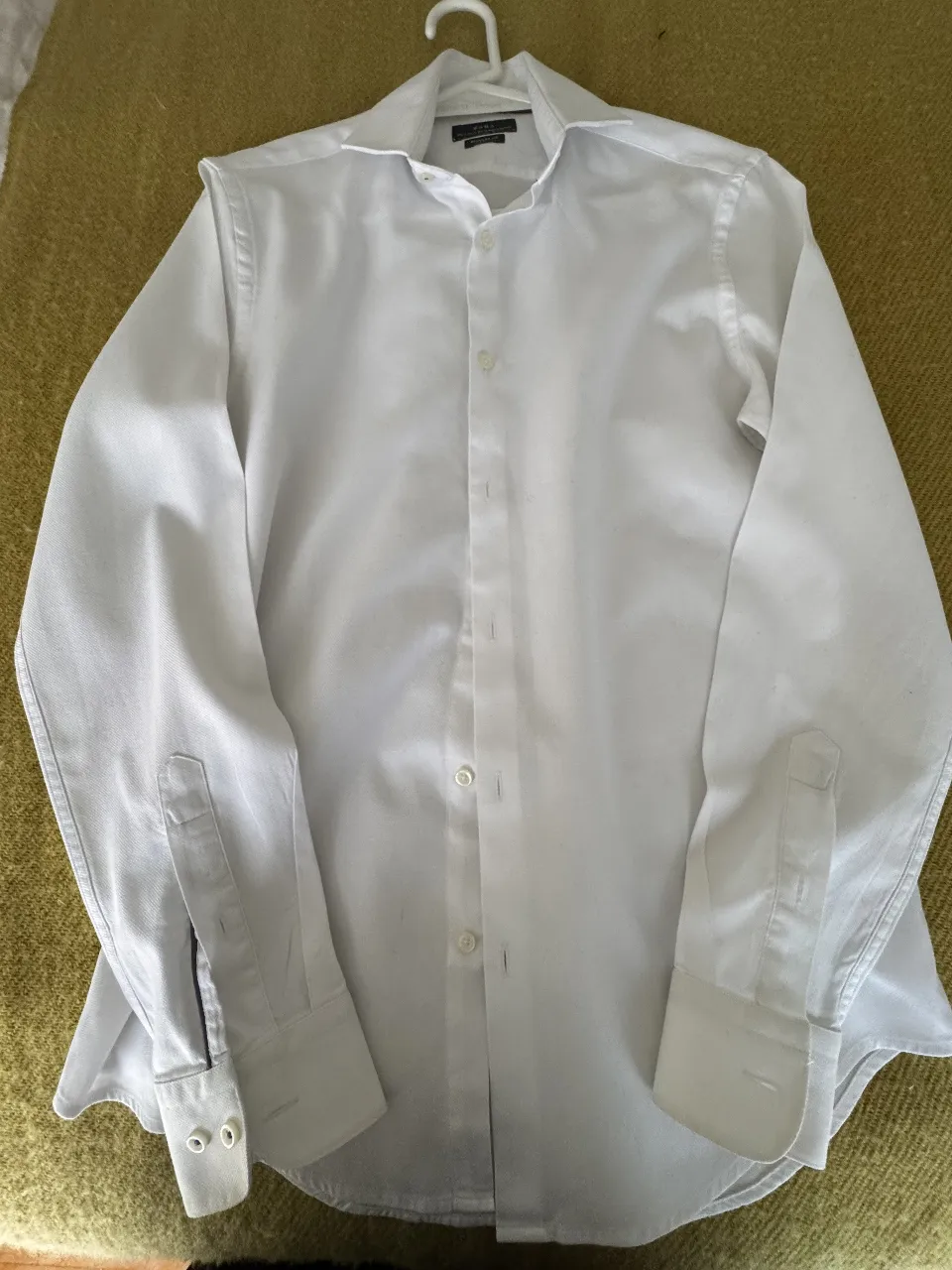 Camisa blanca de hombre, manga larga, corte regular fit, ideal para un look formal o casual. Marca Zara.