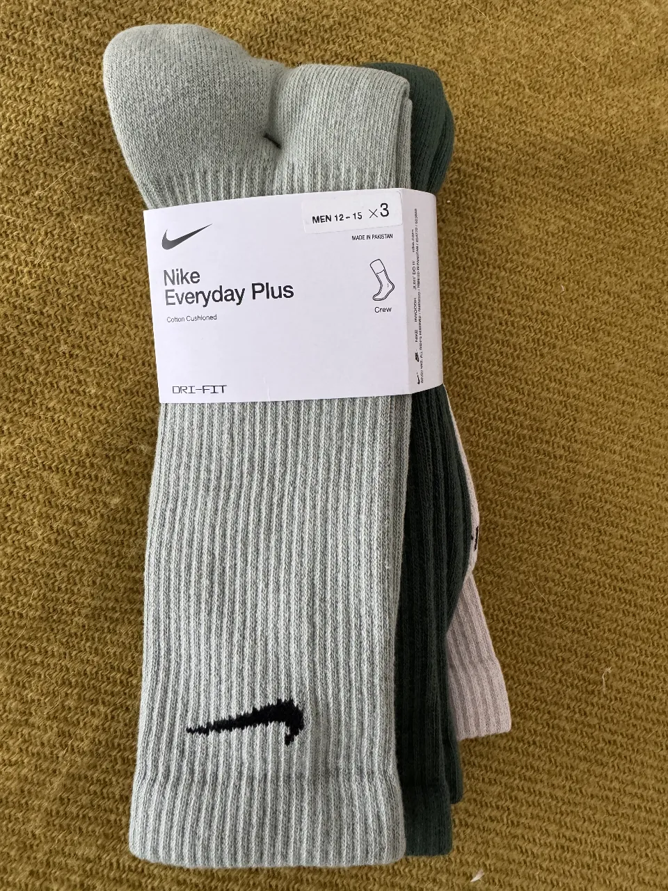 Pack de 3 pares de medias Nike Everyday Plus Crew, con tecnología Dri-FIT y diseño de algodón acolchado. Ideales para uso diario y actividades deportivas.