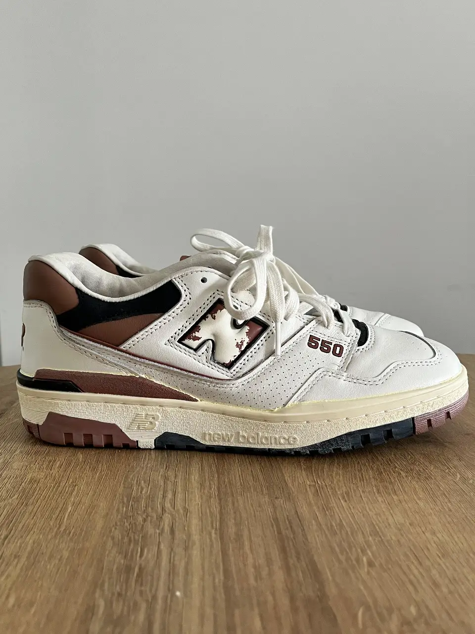 Zapatillas New Balance 550, blancas con detalles en marrón y negro. Talle 10 US. COMPLETAMENTE NUEVAS SIN USO