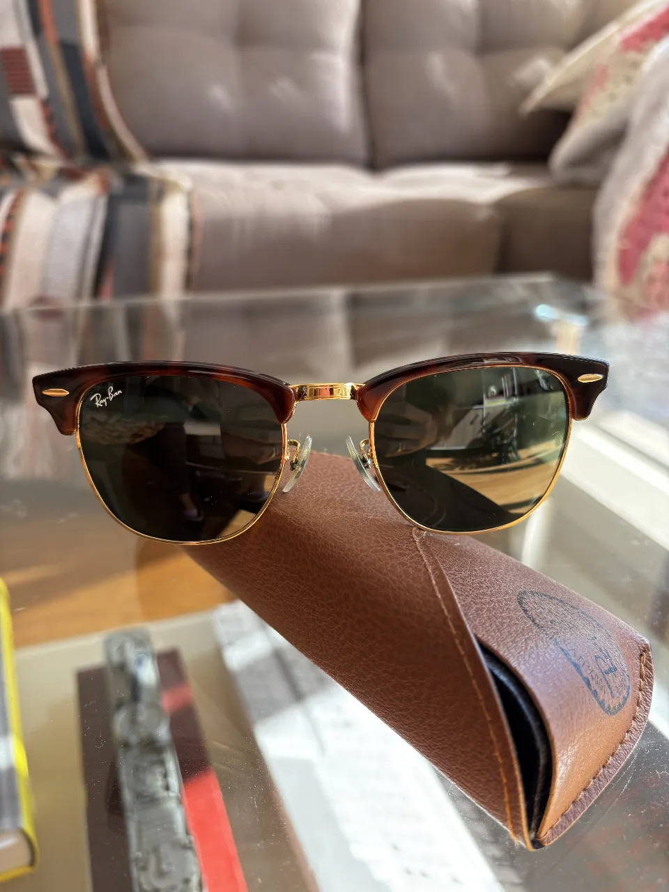 Anteojos de sol Ray-Ban Clubmaster ORIGINALES. Armazón marrón carey con detalles dorados y cristales oscuros. Un clásico atemporal para un look sofisticado.