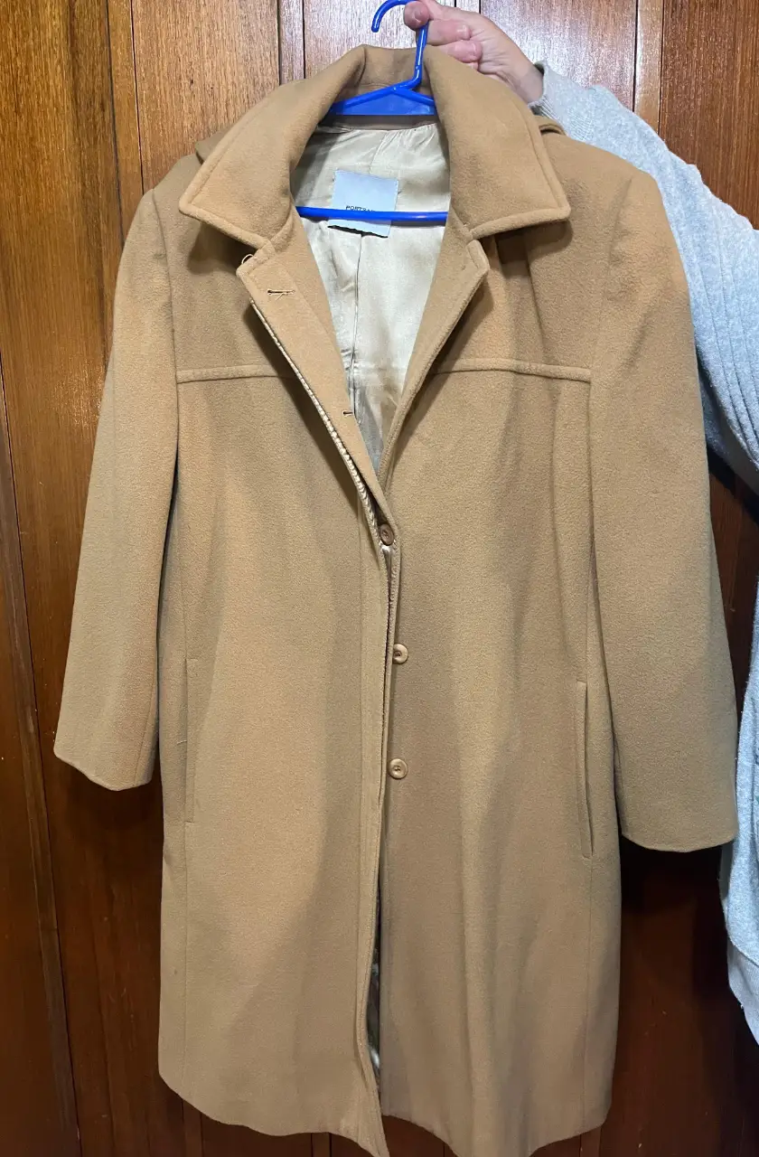 Sobretodo largo de paño color marrón con capucha. Ideal para el invierno, este abrigo de PortsAid es perfecto para un look elegante y abrigado.