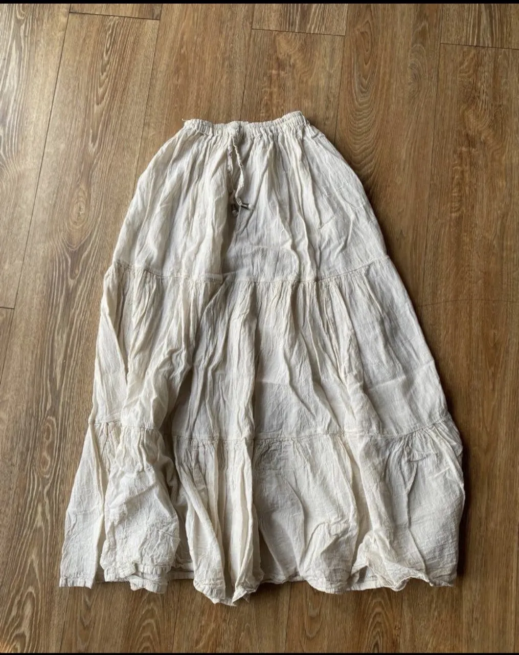 Pollera larga de algodón, con cintura elastizada y cordón. Diseño de volados, ideal para un look boho y fresco.