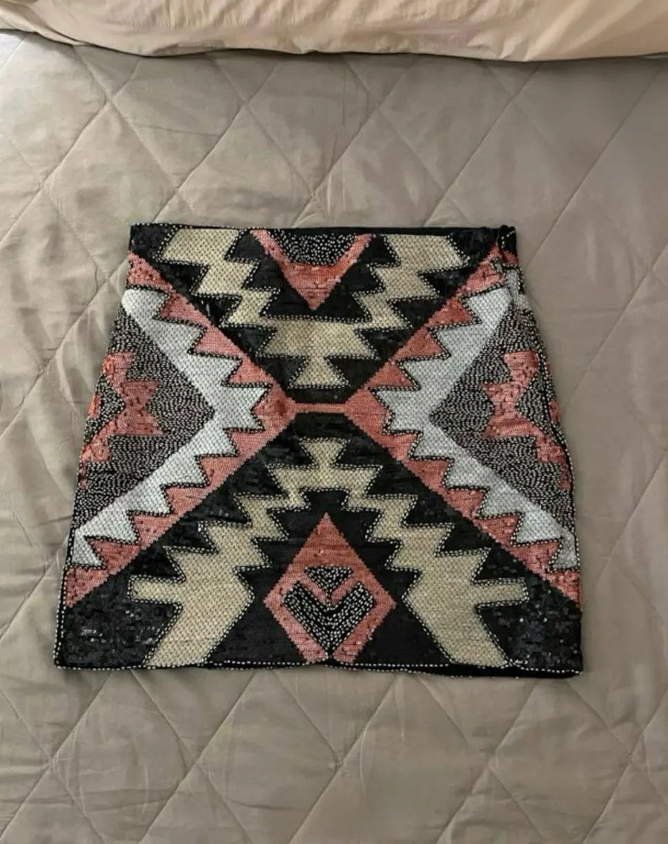 Minifalda de mujer con diseño geométrico y lentejuelas. Ideal para fiestas y eventos.