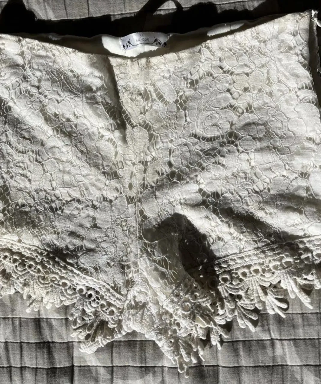 Shorts de encaje blanco, ideales para un look bohemio y fresco. Perfectos para el verano, estos shorts son una prenda versátil y con estilo.
