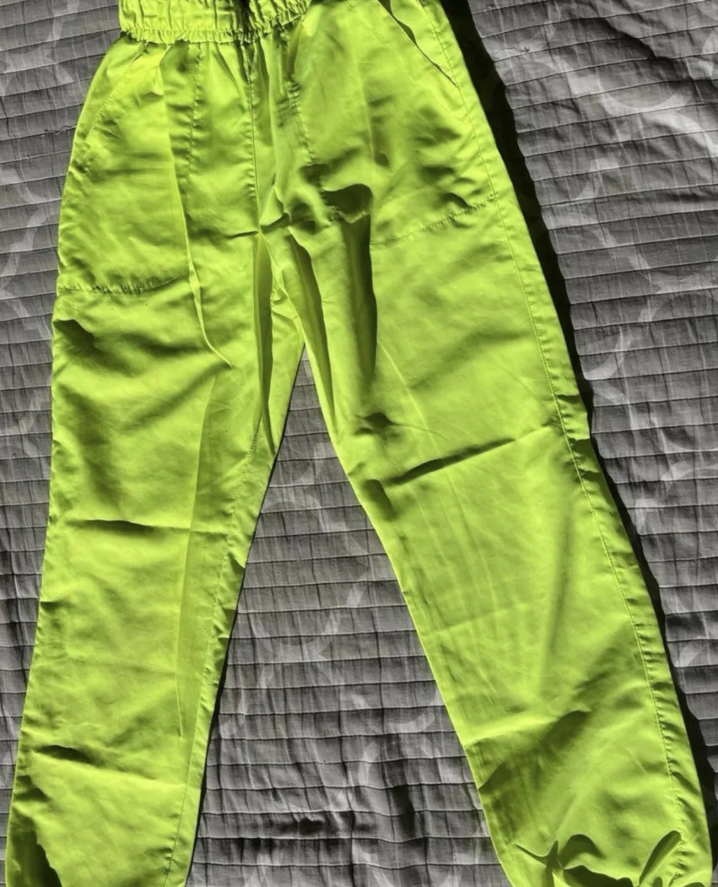 Pantalón suelto de color verde neón, ideal para un look moderno y llamativo. Con cintura elastizada y bolsillos, perfecto para combinar con tus outfits deportivos o casuales.