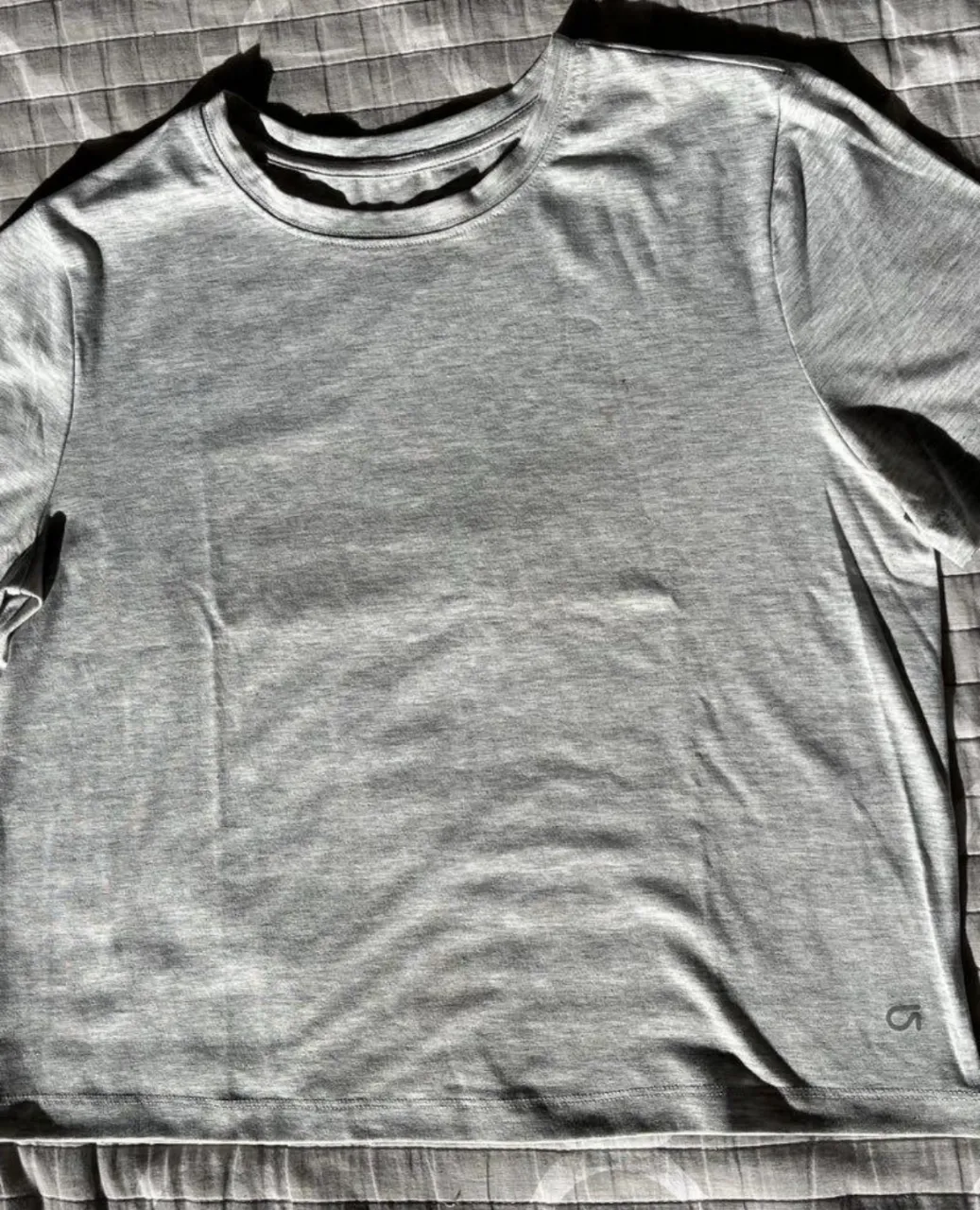 Remera deportiva GapFit gris, talle S. Ideal para entrenar o usar en el día a día. Cómoda y versátil.