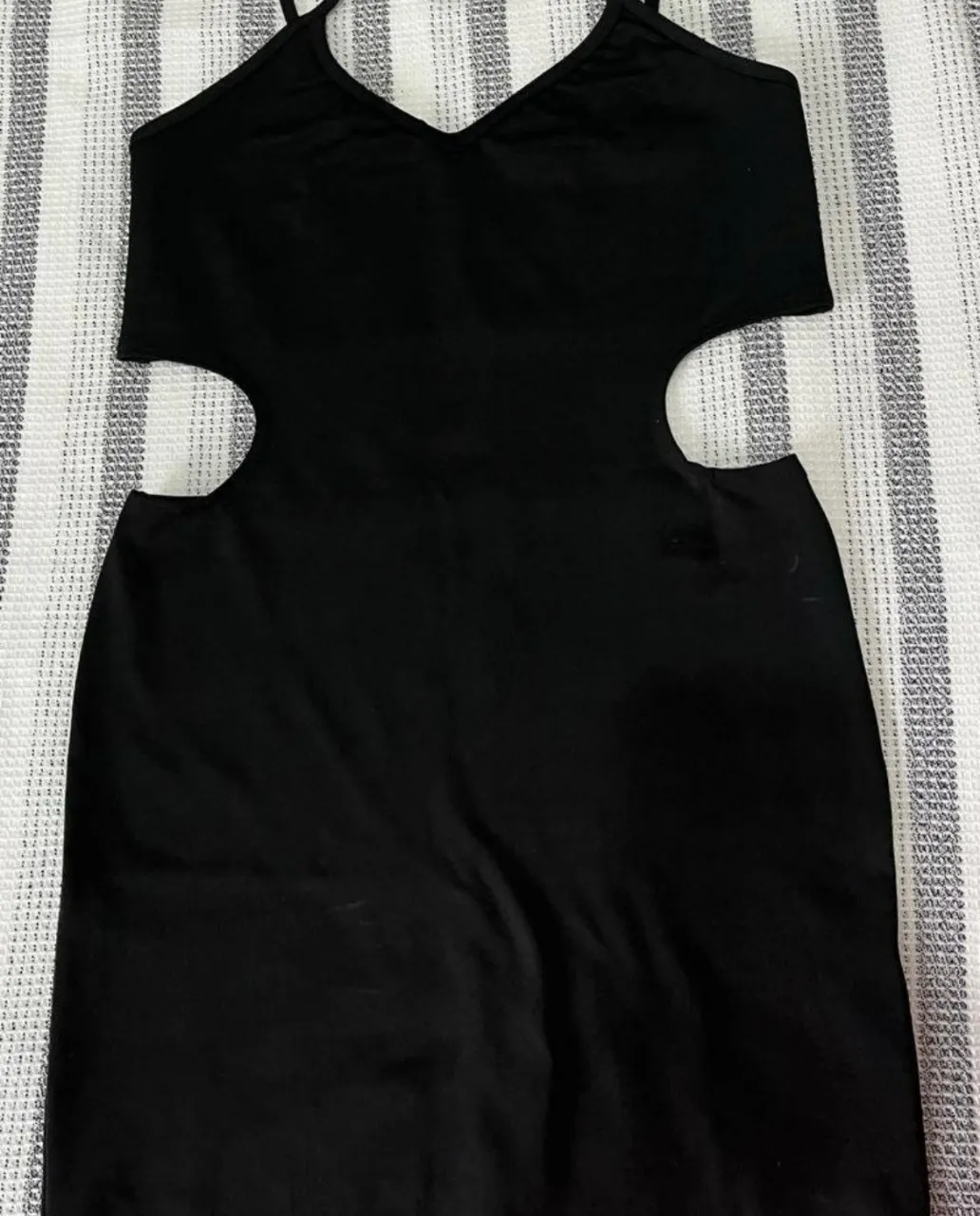 Vestido negro mini con aberturas laterales. Ideal para fiestas y salidas.