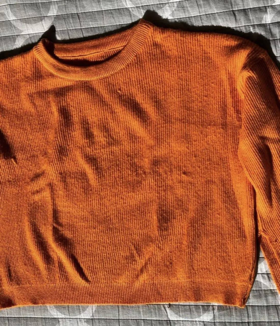Sweater polera de tejido acanalado en color naranja. Ideal para un look casual y abrigado.