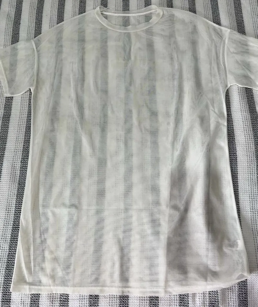 Remera manga corta transparente de tela liviana, ideal para usar sobre otra prenda. Corte recto y holgado, perfecta para un look casual y fresco.