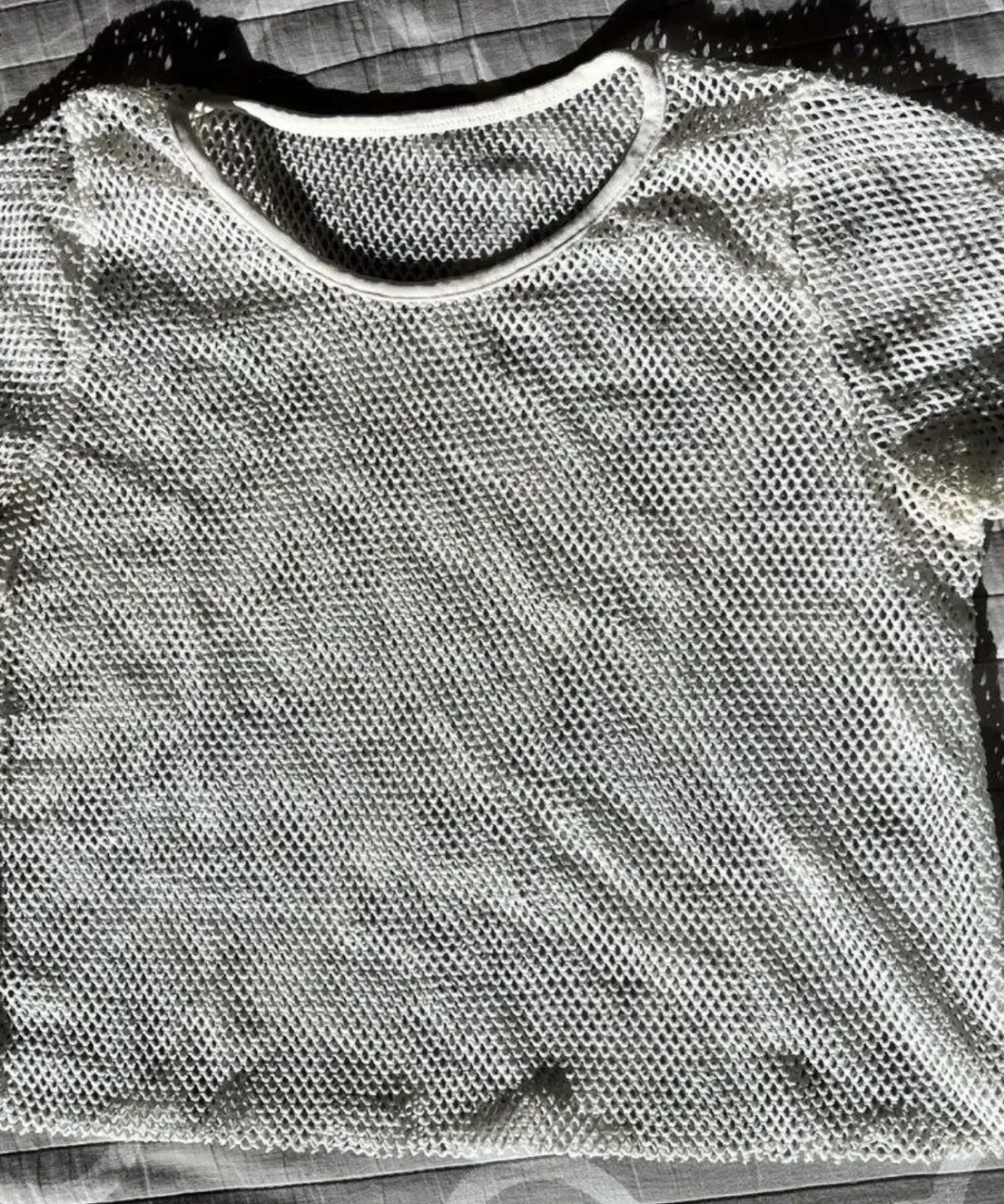 Remera de red blanca, ideal para usar sobre otra prenda. Perfecta para un look canchero y fresco.